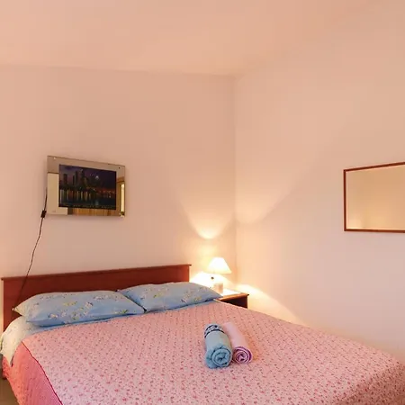 Gorgeous In With Jacuzzi Holiday home Vodnjan