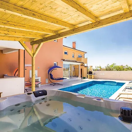 Holiday home Gorgeous In With Jacuzzi