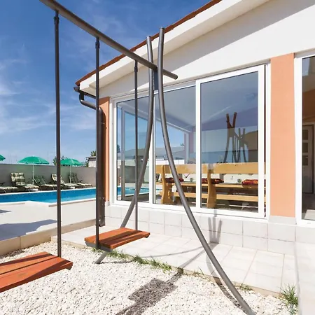 Gorgeous In With Jacuzzi Holiday home