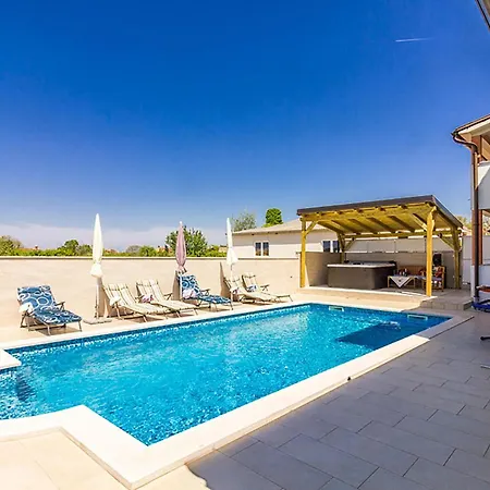 Holiday home Gorgeous In With Jacuzzi *