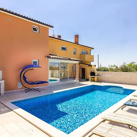 Gorgeous In With Jacuzzi Holiday home Vodnjan