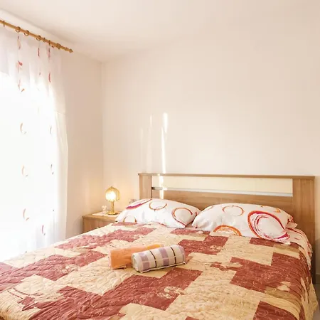 Gorgeous In With Jacuzzi Holiday home *