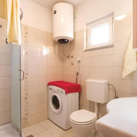 Gorgeous In With Jacuzzi Holiday home *